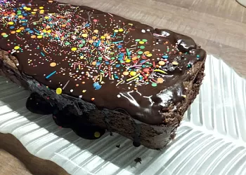 Низкокалорийный шоколадный кекс с вишней