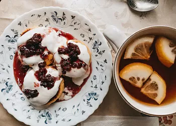 Сырники со сметанкой и клубничным вареньем