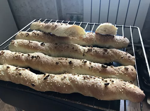 Фото рецепта Хрустящий багет с солью и чесноком