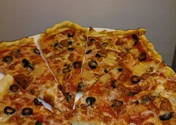 Пицца с ананасами