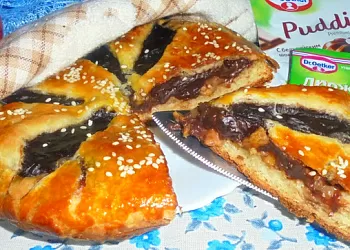 Пирог с шоколадным пудингом и хурмой