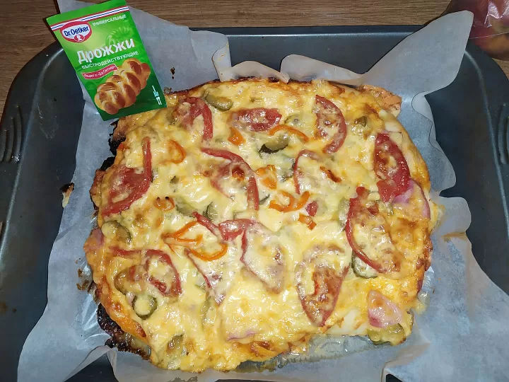 Вкусная пицца с томатами и огурцами