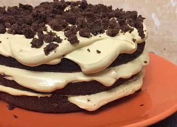 Бисквитный торт с черносливом и орехами