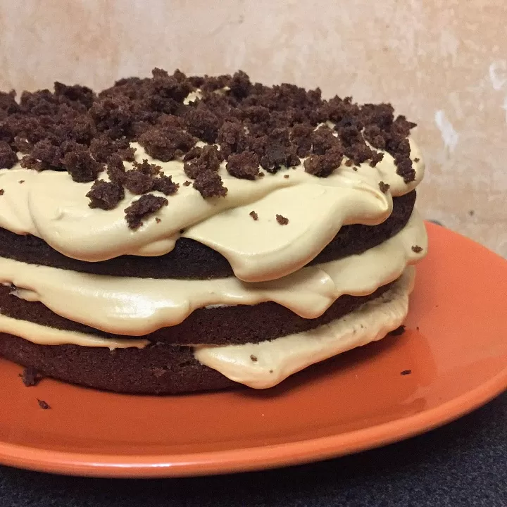 Бисквитный торт с черносливом и орехами