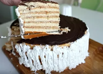 Тортик с варёной сгущенкой и орехами без выпечки