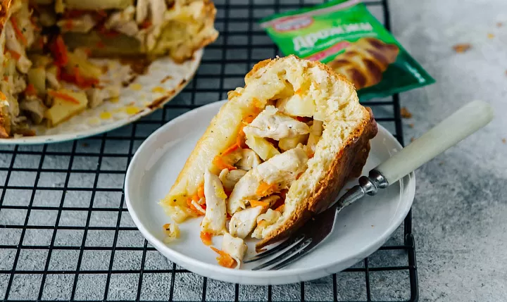 Сытный пирог с курицей и картофелем фото