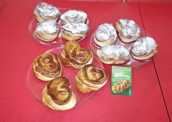 Сладкие плюшки с помощью хлебопечки и духовки