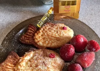 Детские сырники с клубникой