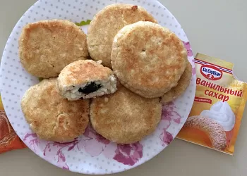 Ванильные сырники с манкой и черносливом