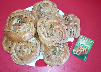 Булочки-плетенки с чесноком с помощью хлебопечки