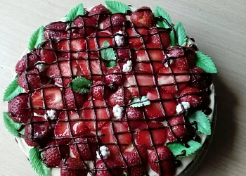 Шоколадно клубничный торт