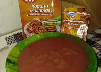 фруктовое пюре из яблок, груш и слив с корицей