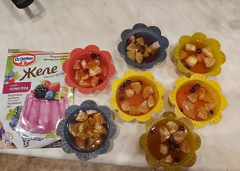 Желе с кусочками мандаринок и брусники