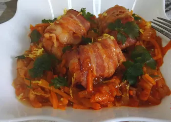 Рулетики из бекона с индейкой и овощами
