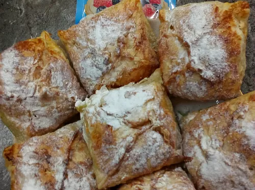 Фото рецепта Слоёные конвертики с яблоками и меренгой