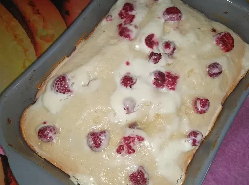 Фото рецепта Бисквитный кекс с малиной