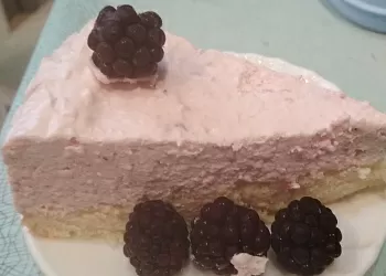 Торт творожный с ягодами