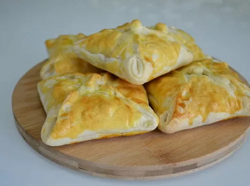 Фото рецепта Воздушные слойки с творожно-банановой начинкой