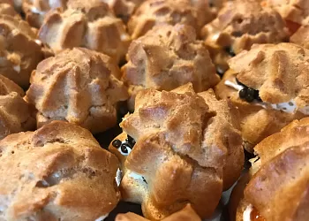 Профитроли с чёрной икрой