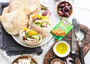 Греческая пита с начинкой из греческого салата