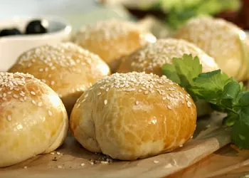 Итальянские булочки с сыром и томатами