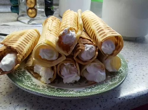 Фото рецепта Вафельные трубочки со взбитыми сливками