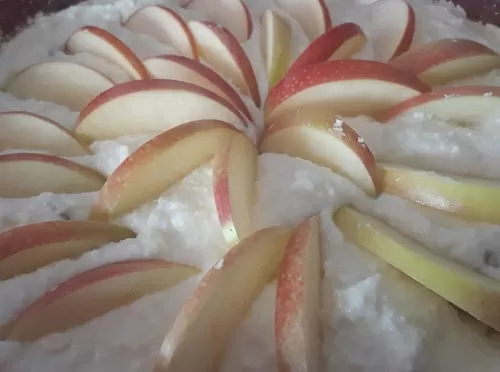 Фото рецепта Творожная запеканка с яблоками и изюмом