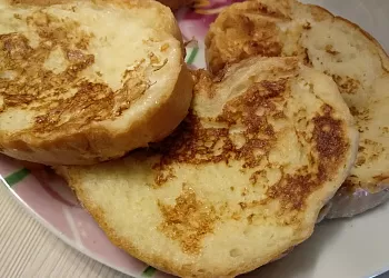 Гренки с молоком на завтрак