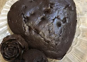 Шоколадные кексики с чёрной смородиной