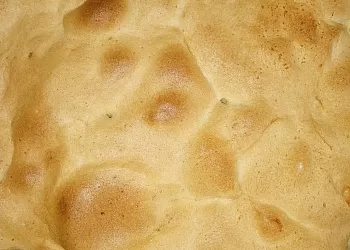 Шарлотка с яблоками и сливами