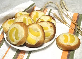 Булочки с заварным кремом и персиками