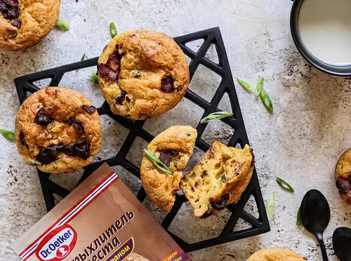 Фото рецепта Сырные маффины с беконом и зелёным луком