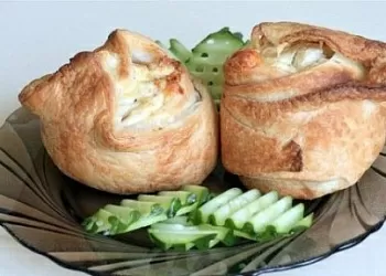Булочки слоеные с курицей и сыром