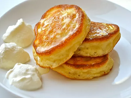 Фото рецепта Оладьи на дрожжах с изюмом в духовке 