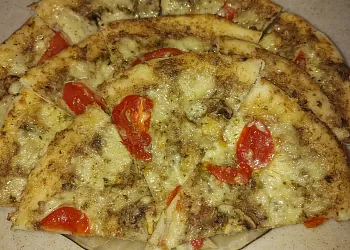 Пицца с грибным соусом