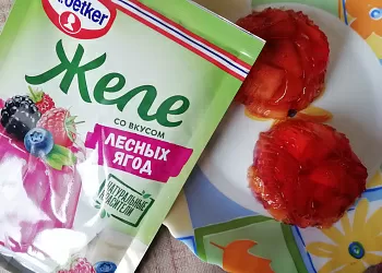 Желе с кусочками персика