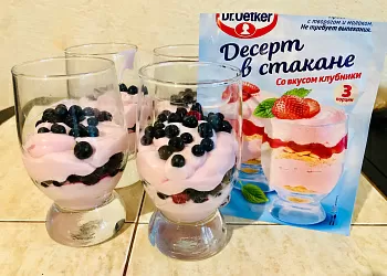 Легкий десерт в стакане с овсяным молоком, маскарпоне и лесными ягодами