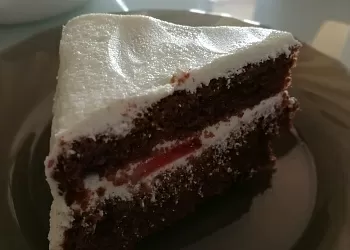 Шоколадный бисквит с фруктами и кремчизом