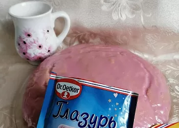 Пирог с розовой глазурью