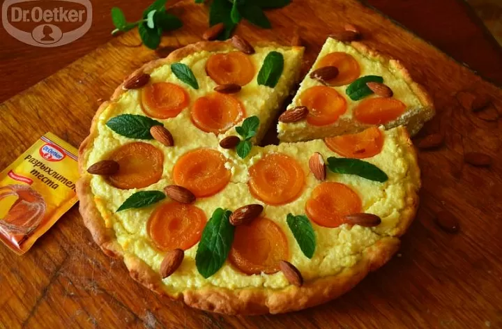 Пирог из полупесочного теста с миндалем и абрикосами