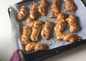 Слоеные спиральки с сыром