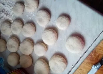 Рассольные лепешки с изюмом