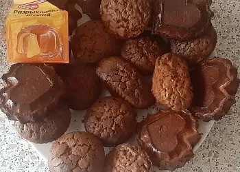 Шоколадные кексы с орешками