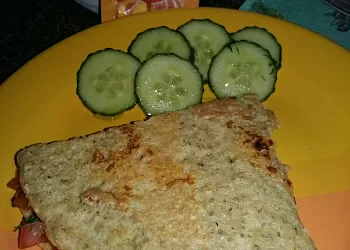 Овсяноблин с помидором и сыром