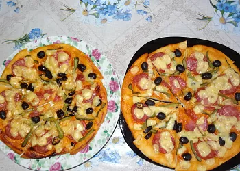 Пицца с колбасой, маслинами и солеными огурчиками