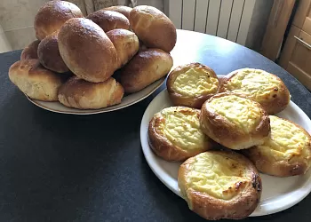 Пирожки с капустой и немного ватрушек с творогом