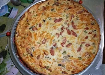 Пирог к завтраку с колбасой и сыром
