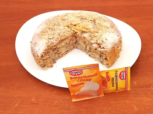 Фото рецепта Пирог с яблоками и грецкими орехами в мультиварке