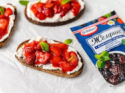 Фото рецепта Тосты с клубничным вареньем