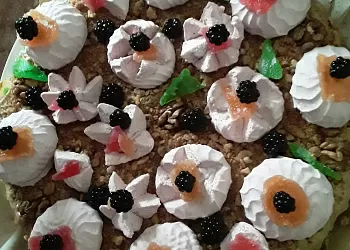 Торт рыжик с ежевикой, зефиром и мармеладом